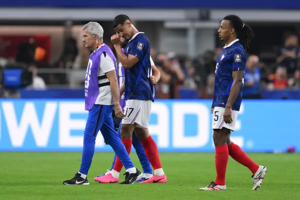 Jugadores de Francia saliendo del campo tras lesión Jugadores de Francia saliendo del campo tras lesión