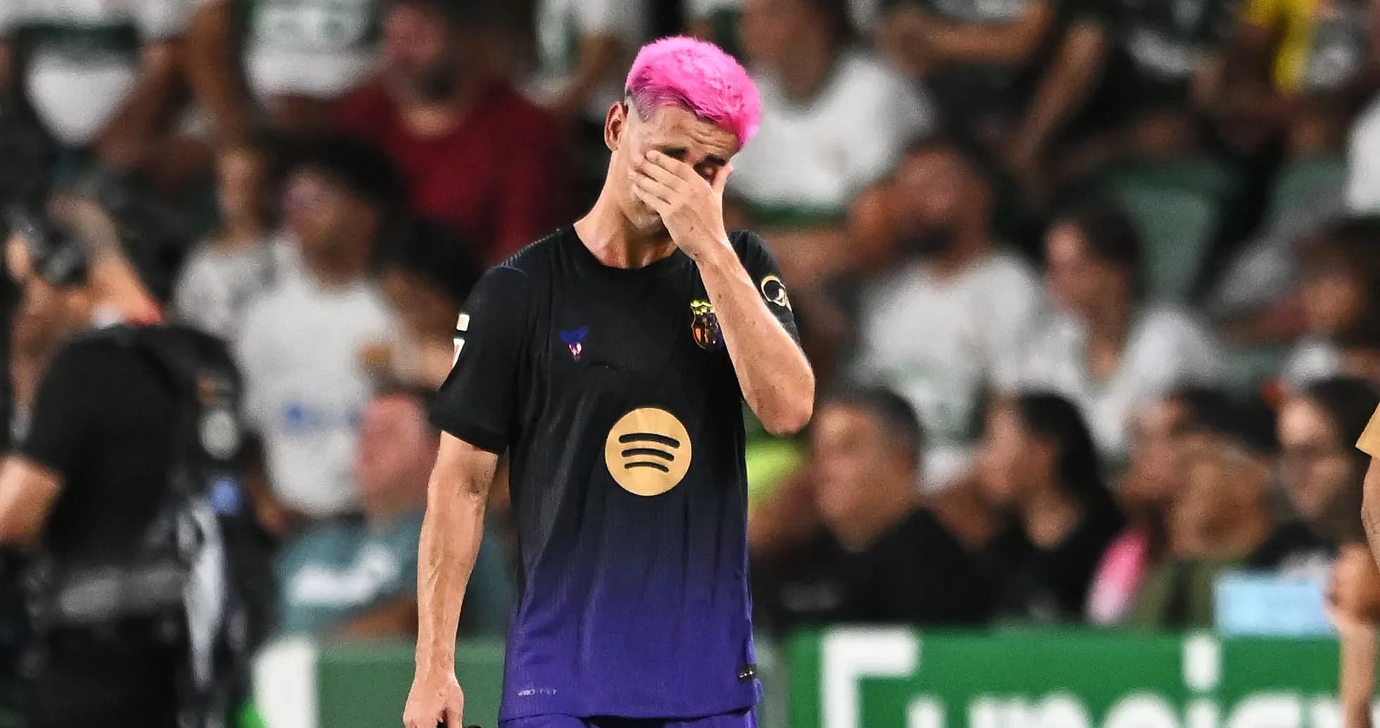 Jugador con camiseta del Barça se cubre la cara Jugador con camiseta del Barça se cubre la cara