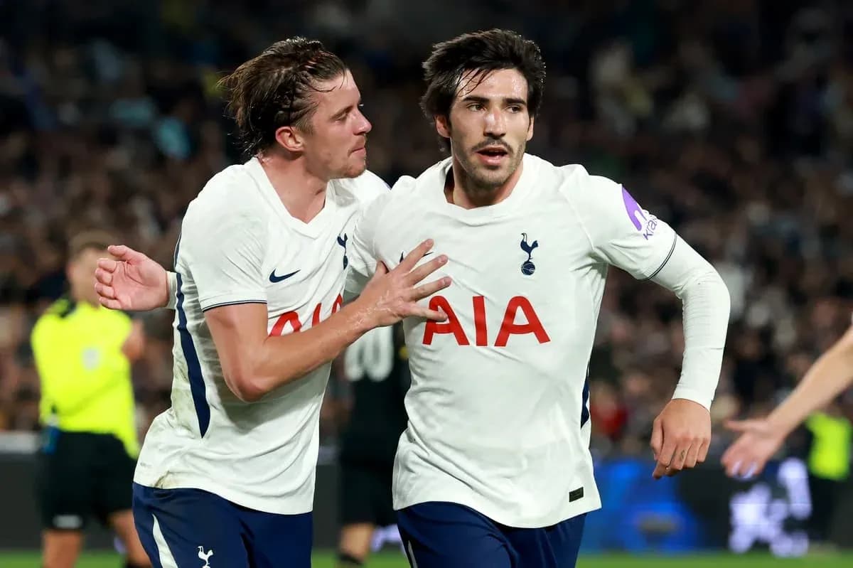 Jugadores de Tottenham celebrando un gol en el partido Jugadores de Tottenham celebrando un gol en el partido