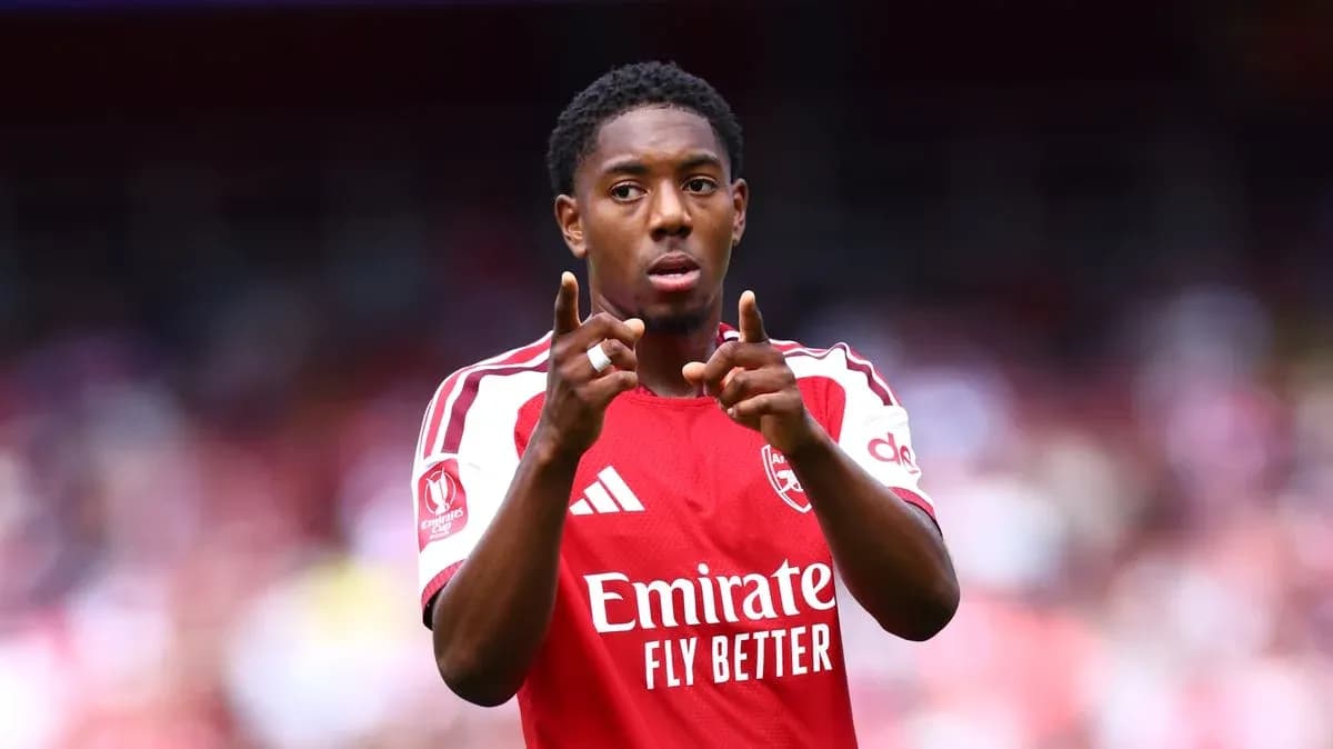 Jugador de Arsenal señalando durante un partido Jugador de Arsenal señalando durante un partido