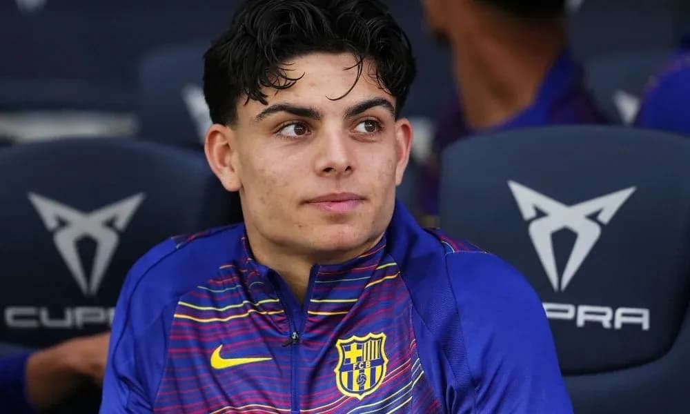 Jugador del FC Barcelona sentado en el banquillo Jugador del FC Barcelona sentado en el banquillo