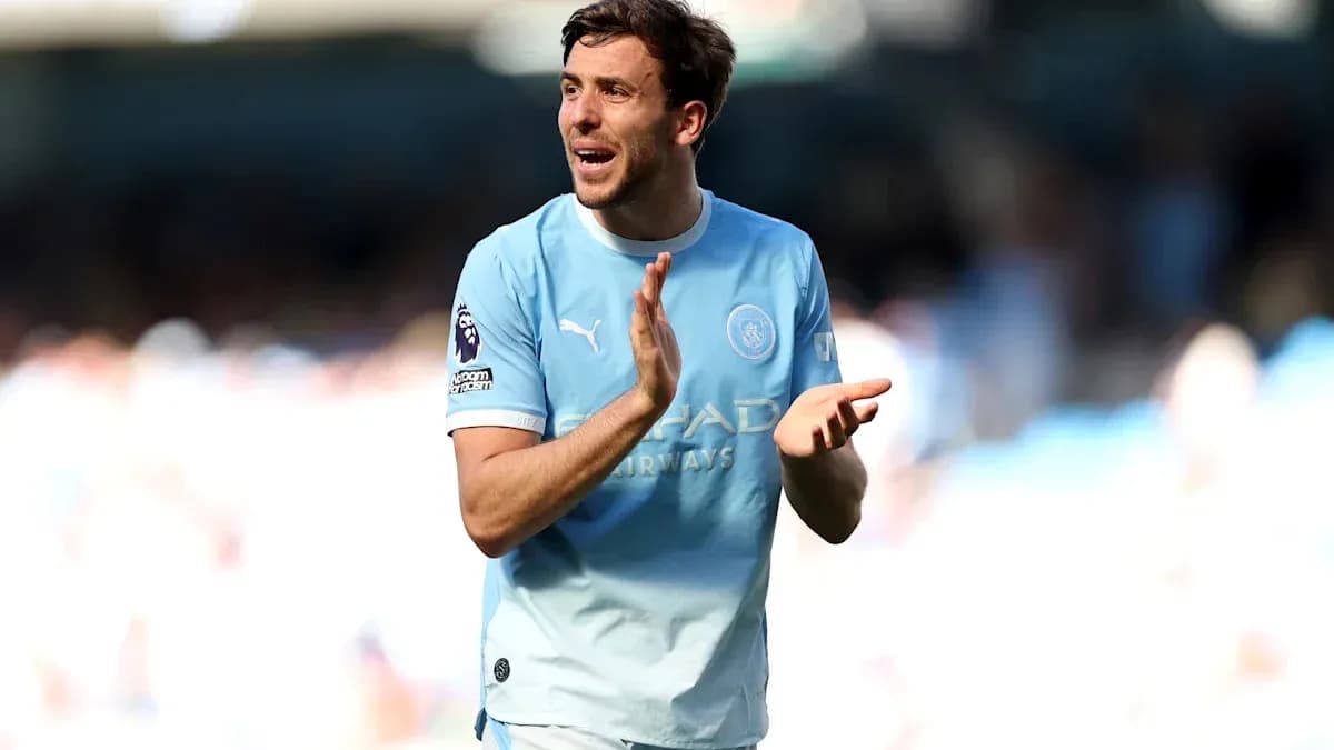 Jugador de Manchester City aplaudiendo en el campo Jugador de Manchester City aplaudiendo en el campo