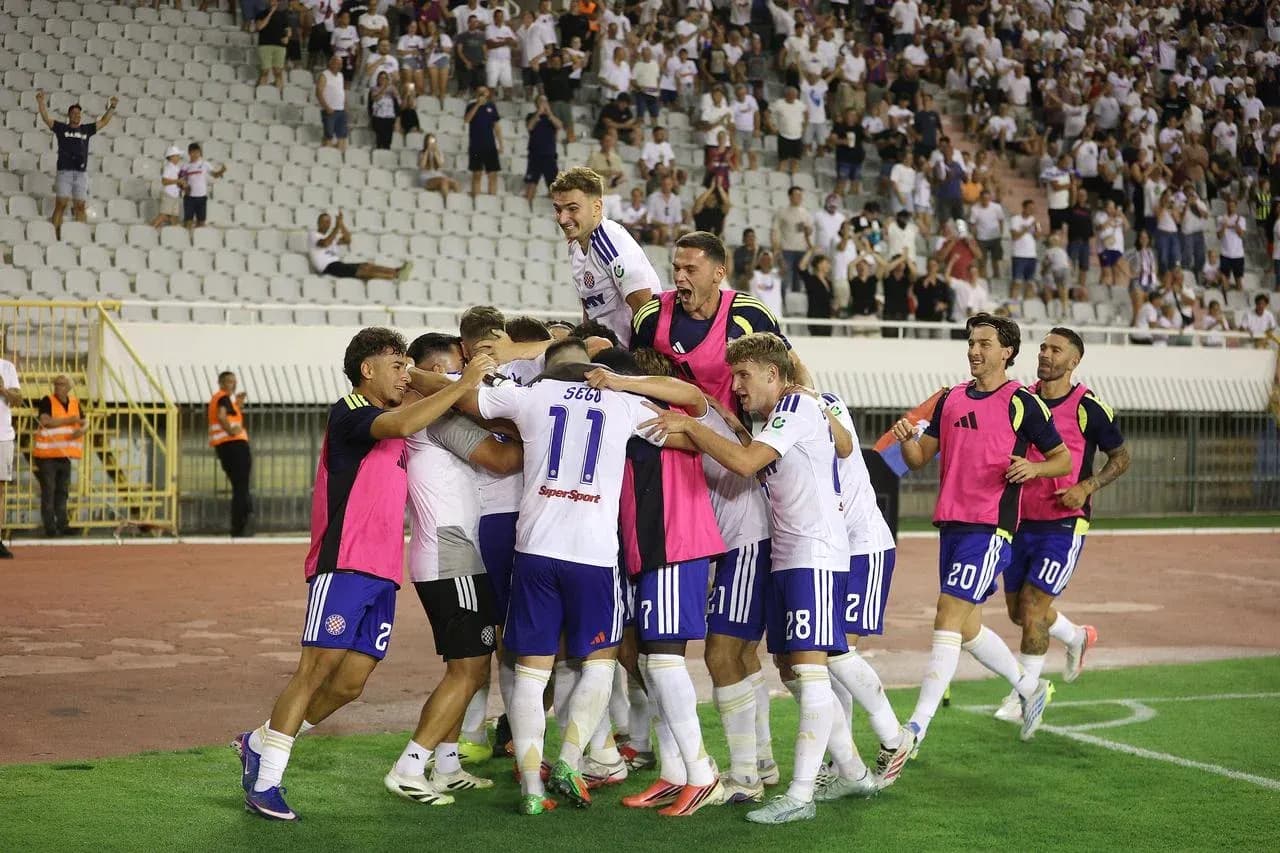 Jugadores de HNK Hajduk Split celebrando un gol Jugadores de HNK Hajduk Split celebrando un gol