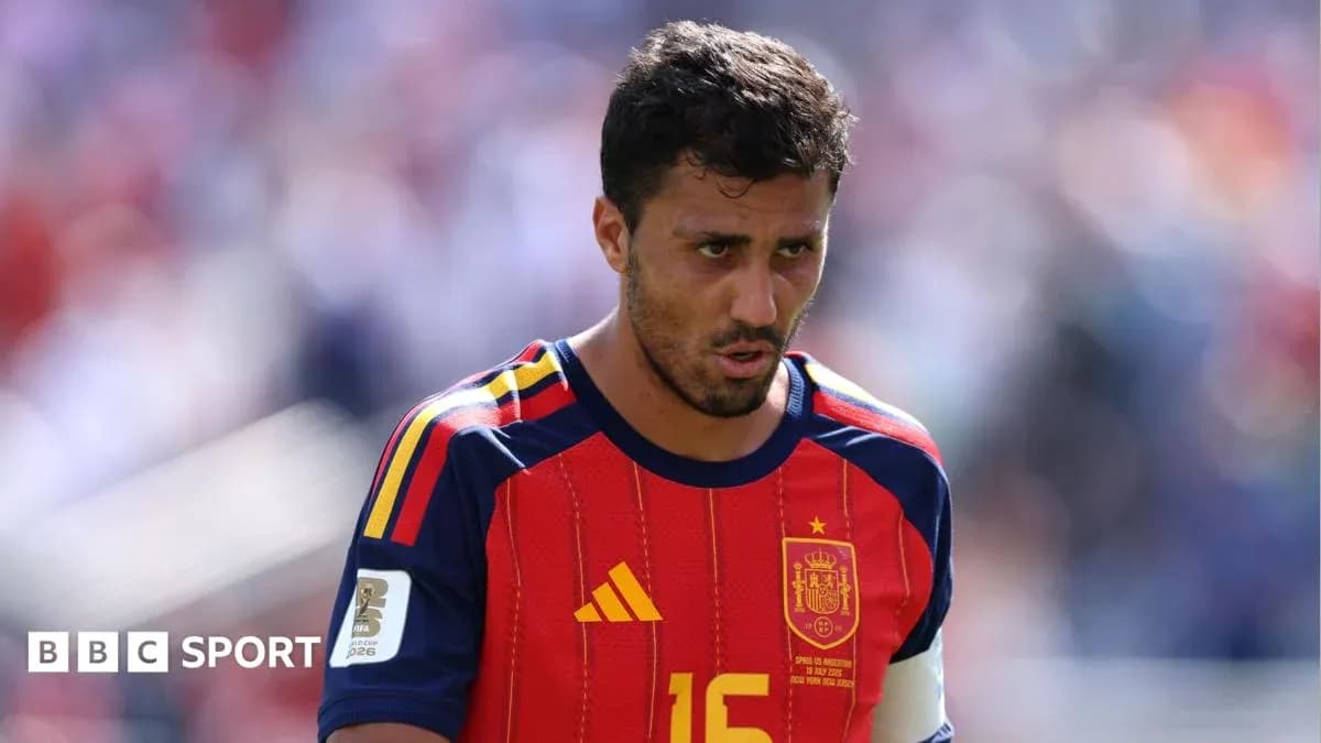 Jugador de España en el campo durante el partido Jugador de España en el campo durante el partido