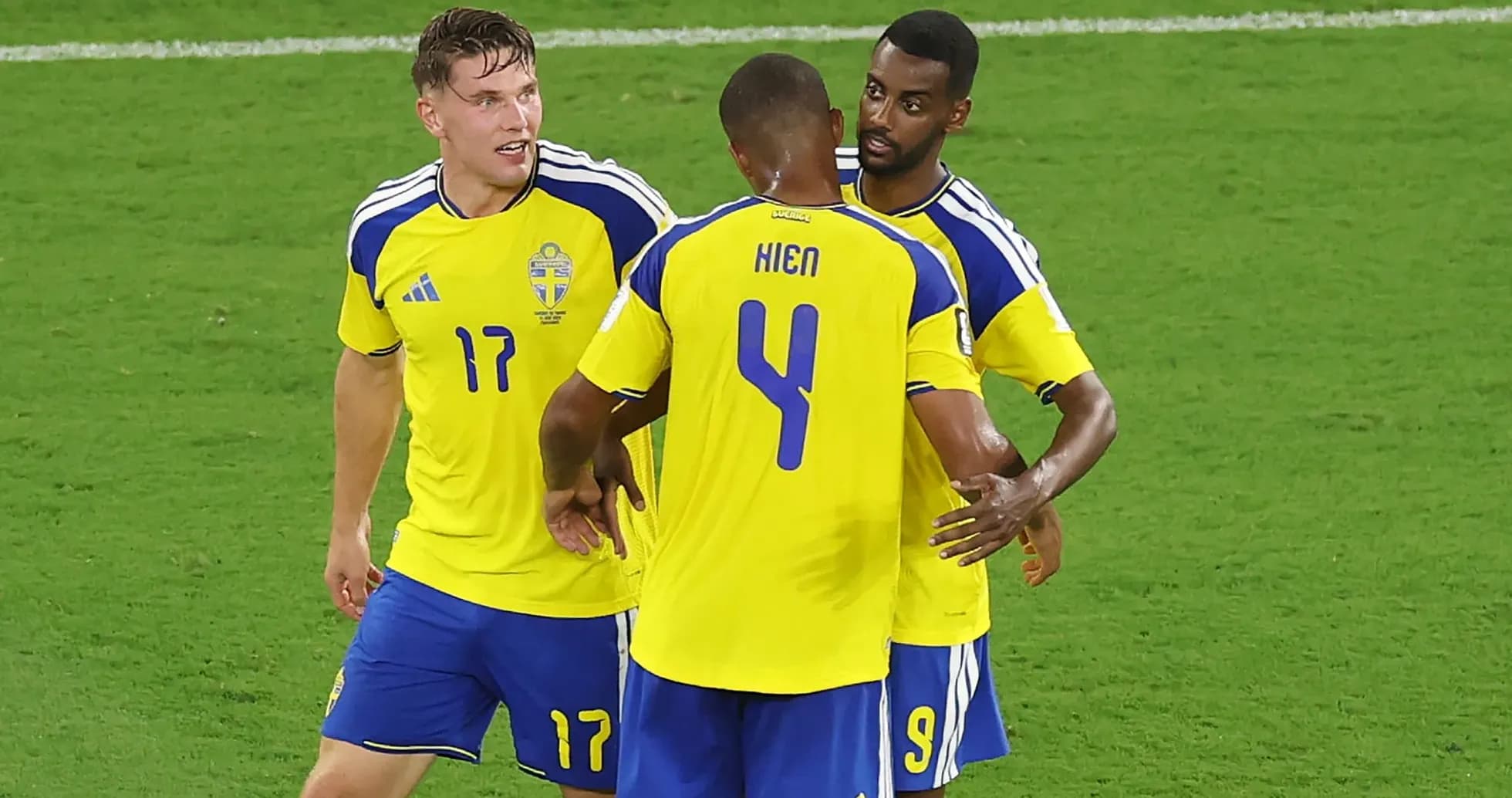Jugadores de Suecia celebrando en el campo de fútbol Jugadores de Suecia celebrando en el campo de fútbol