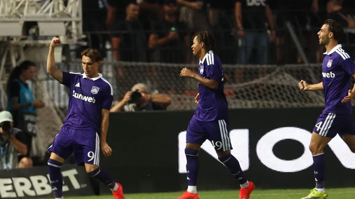 Jugadores de Anderlecht celebrando un gol Jugadores de Anderlecht celebrando un gol
