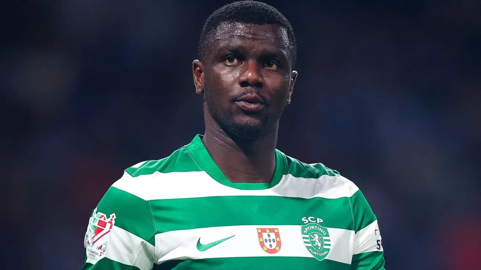 Jugador de Sporting de Lisboa con camiseta a rayas verdes Jugador de Sporting de Lisboa con camiseta a rayas verdes