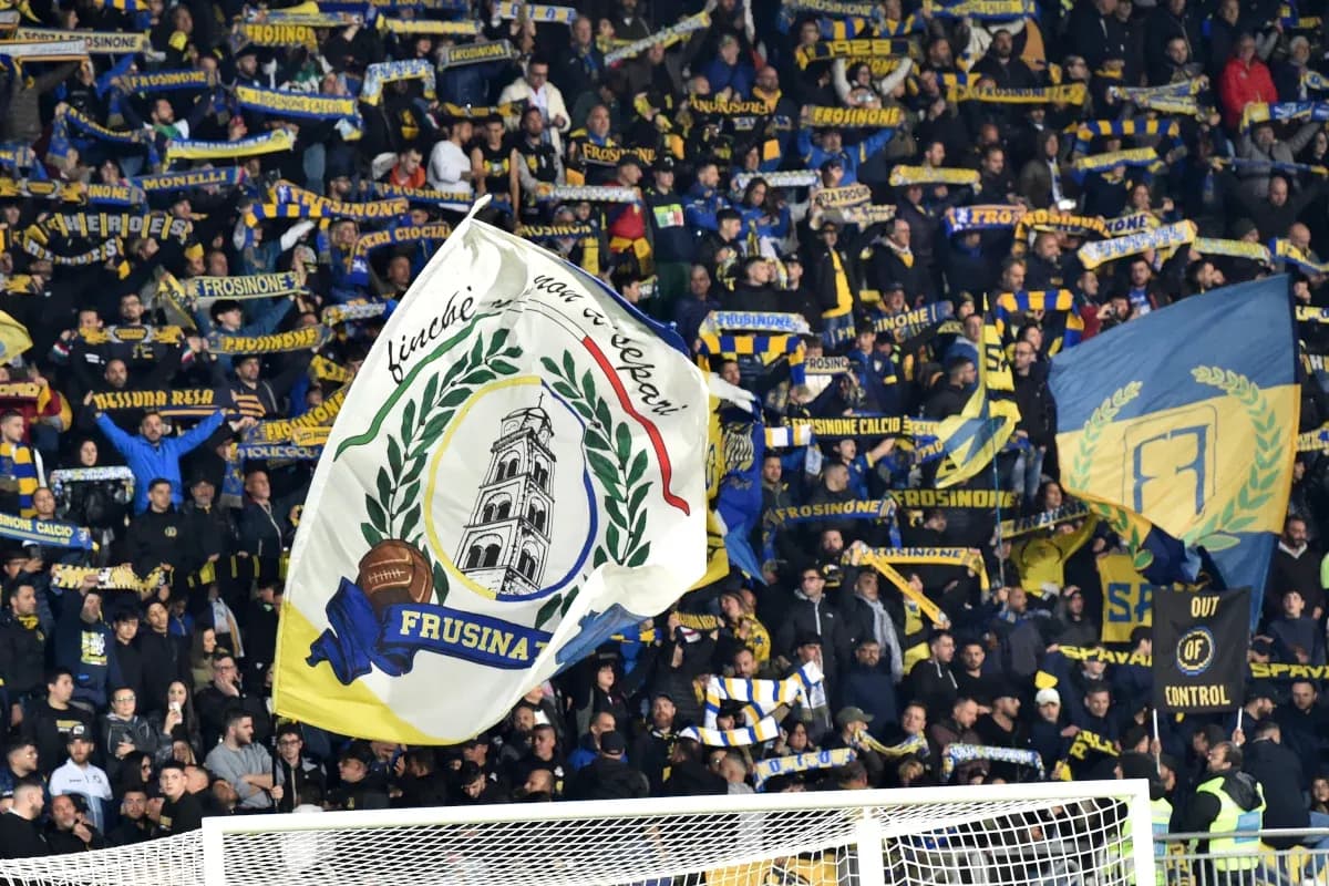 Aficionados de Frosinone con banderas y bufandas Aficionados de Frosinone con banderas y bufandas