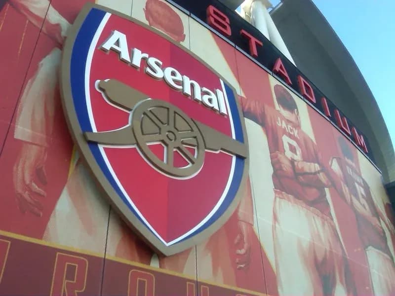 Logo de Arsenal en la fachada del estadio Logo de Arsenal en la fachada del estadio