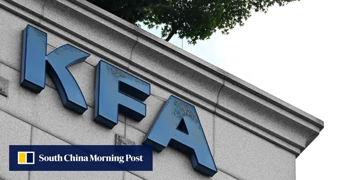 Letrero de KFA en edificio con fondo claro Letrero de KFA en edificio con fondo claro