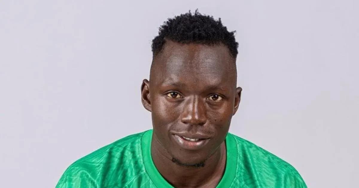 Jugador de fútbol con camiseta verde sonriendo Jugador de fútbol con camiseta verde sonriendo