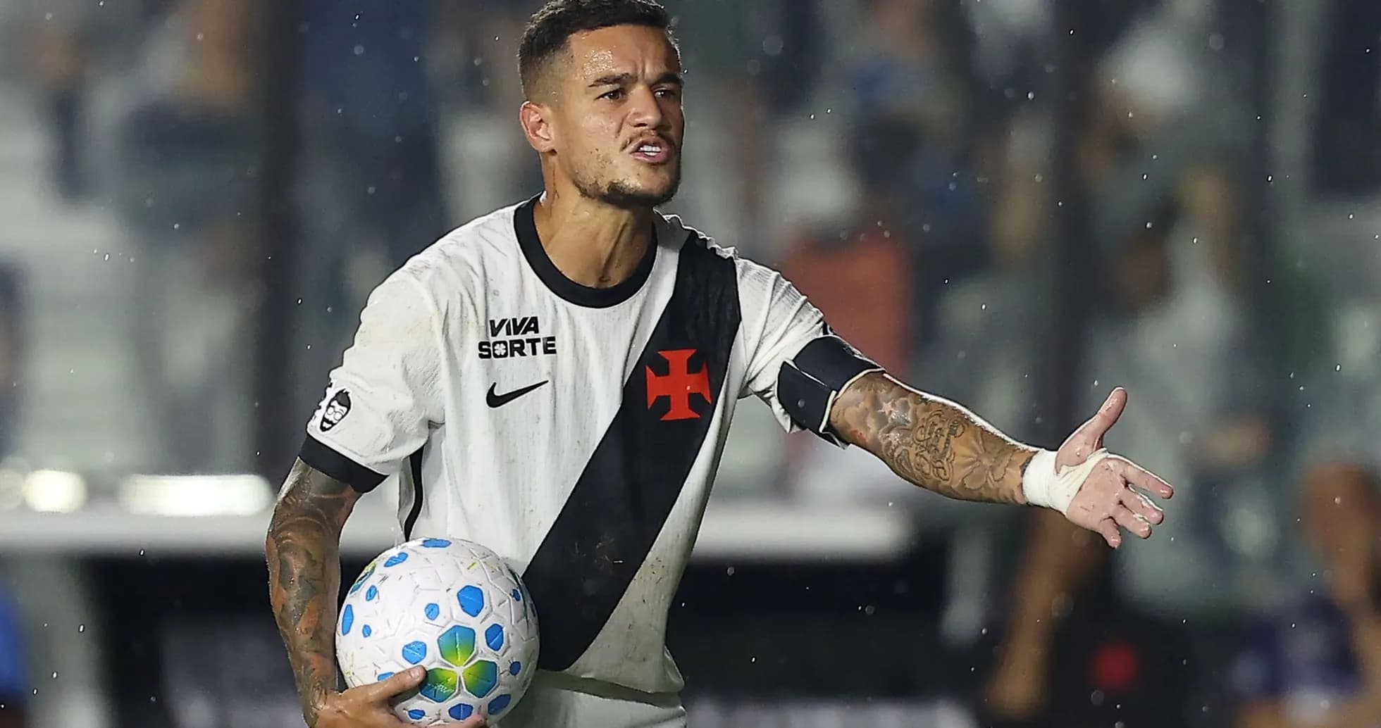 Jugador sosteniendo el balón durante un partido Jugador sosteniendo el balón durante un partido