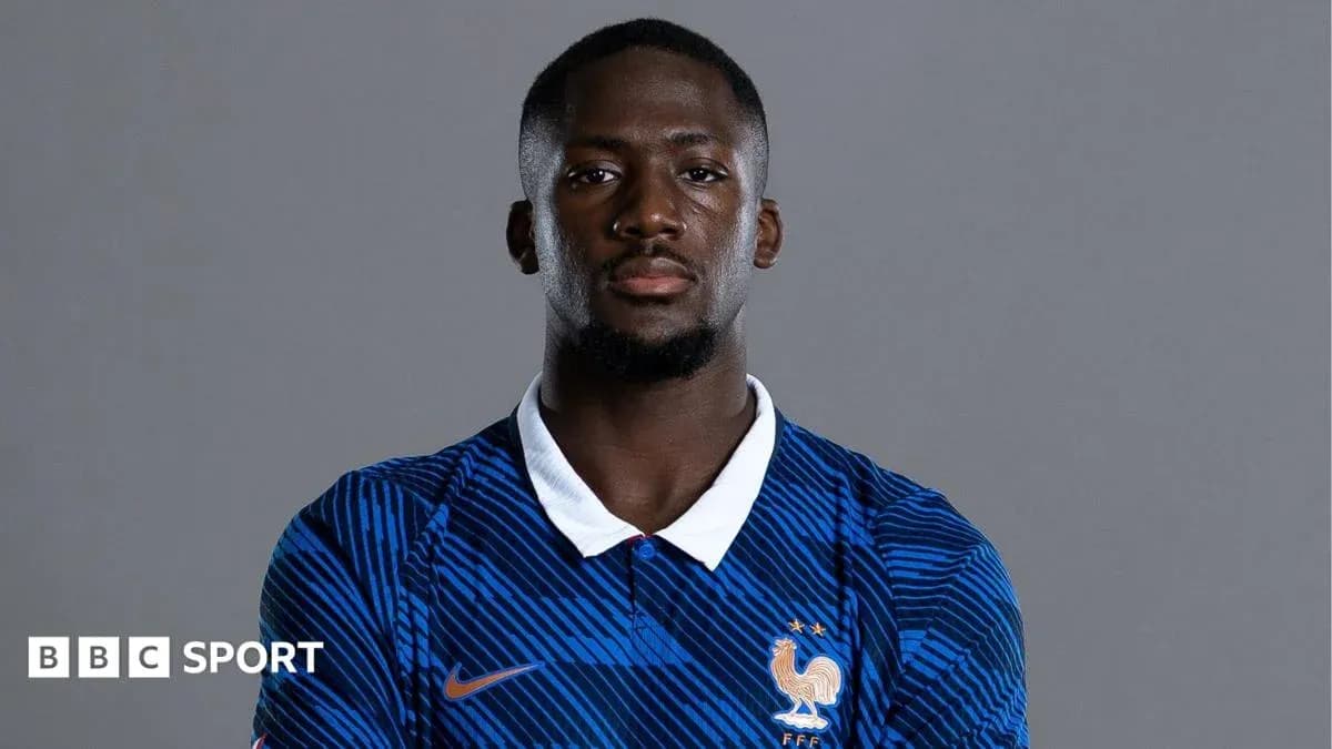 Jugador de fútbol con camiseta de Francia posando Jugador de fútbol con camiseta de Francia posando