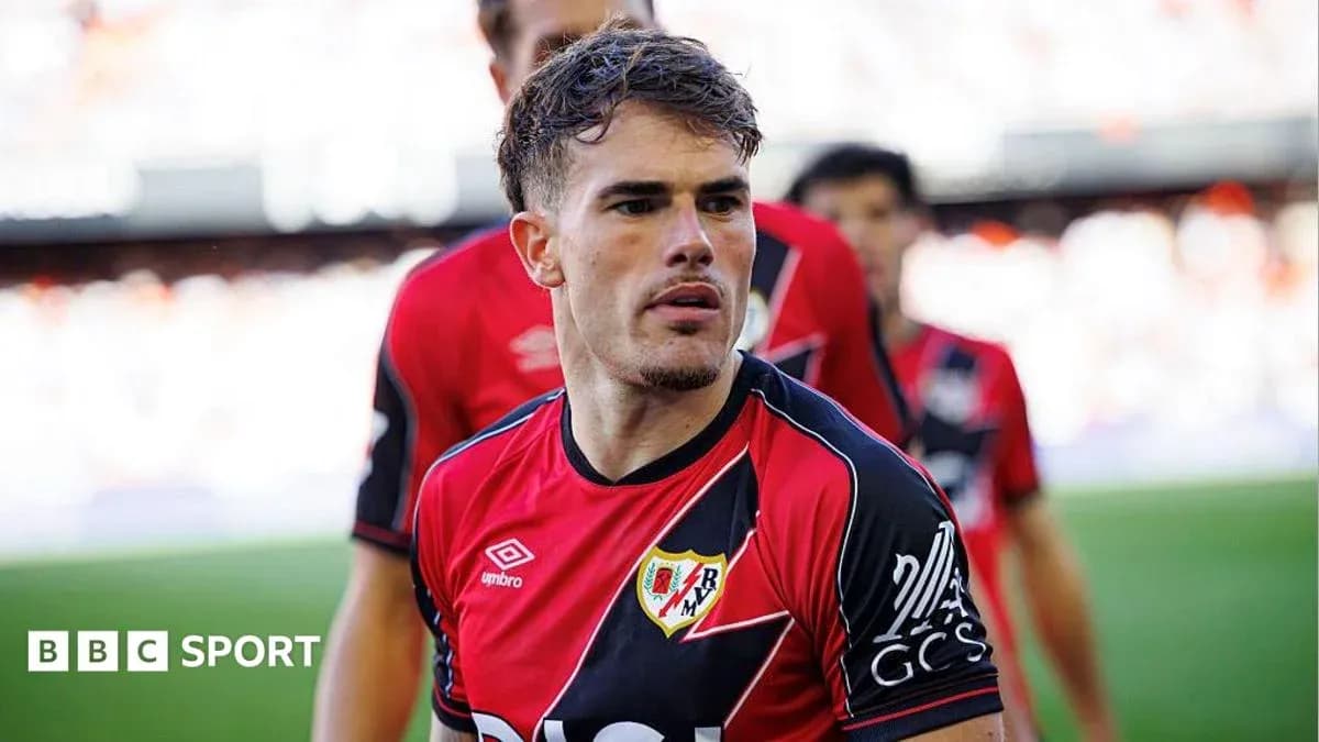 Jugador de Rayo Vallecano en el campo durante partido Jugador de Rayo Vallecano en el campo durante partido