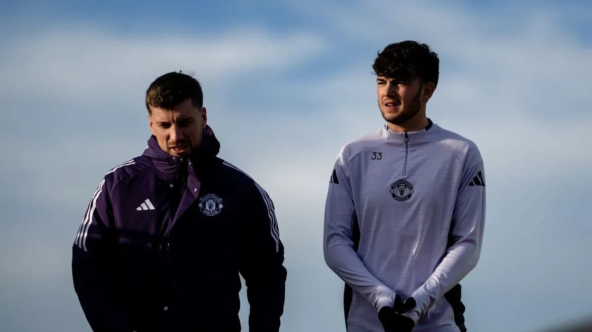 Jugadores de Manchester United caminando en el entrenamiento Jugadores de Manchester United caminando en el entrenamiento