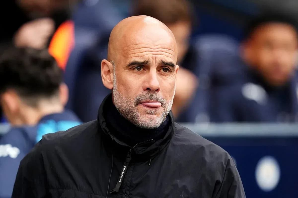 Entrenador observando el partido desde la banca Entrenador observando el partido desde la banca