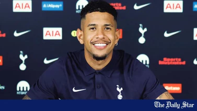 Jugador sonriendo en conferencia de prensa de Tottenham Jugador sonriendo en conferencia de prensa de Tottenham