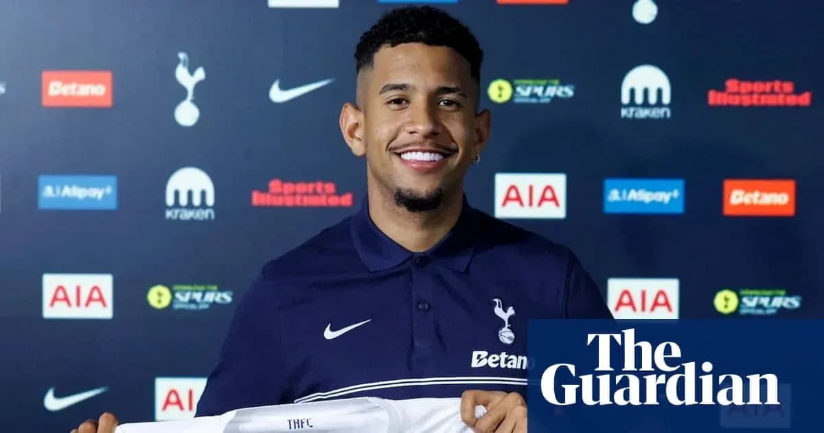 Jugador de Tottenham mostrando su camiseta en presentación Jugador de Tottenham mostrando su camiseta en presentación