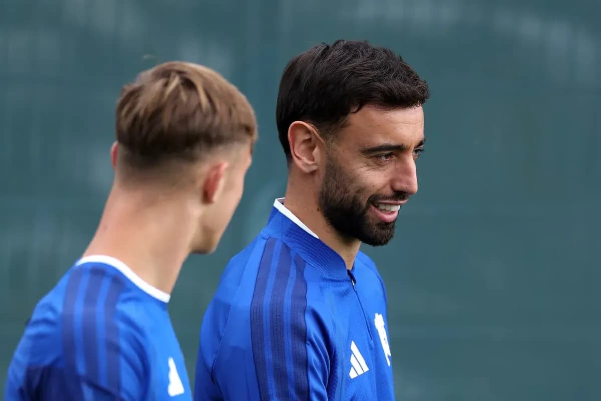 Dos jugadores conversando durante entrenamiento en campo Dos jugadores conversando durante entrenamiento en campo
