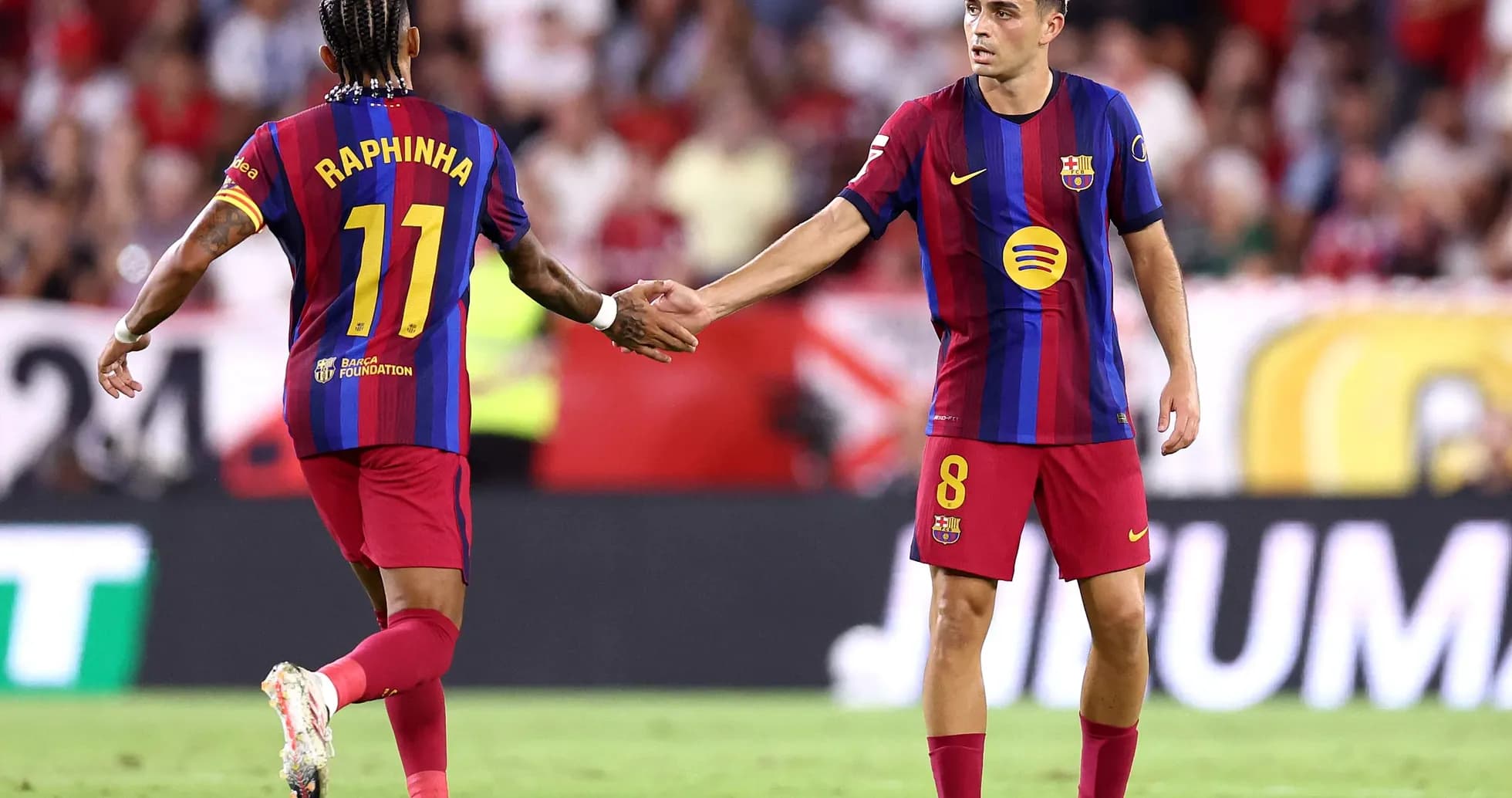 Raphinha y Gavi durante un partido de fútbol Raphinha y Gavi durante un partido de fútbol