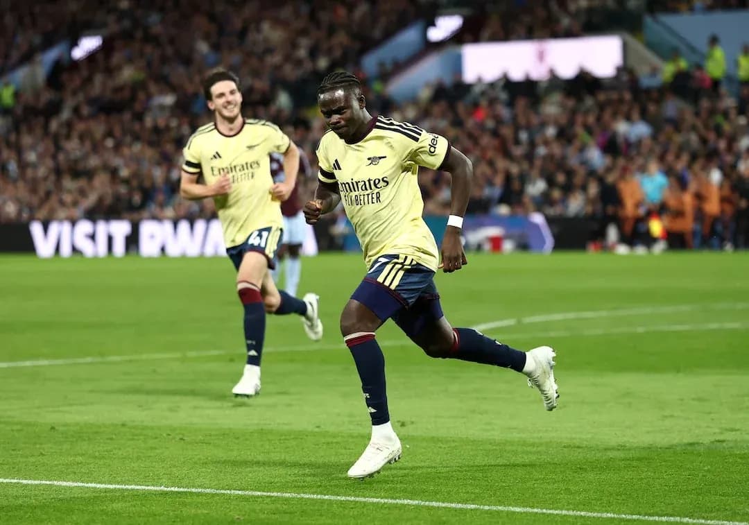 Jugador de Arsenal celebrando un gol Jugador de Arsenal celebrando un gol