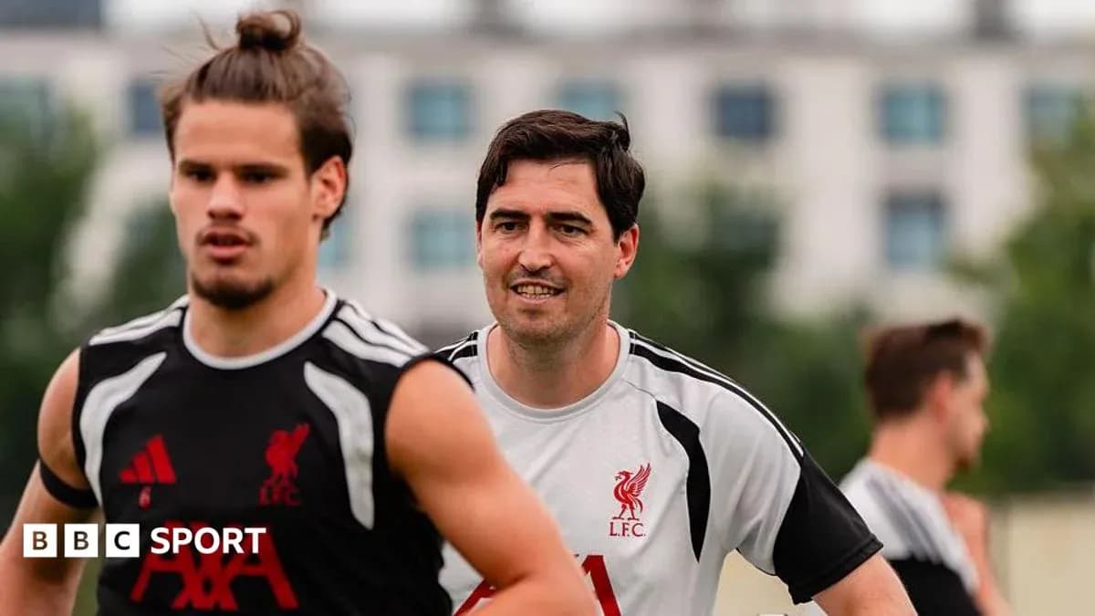 Jugadores de Liverpool entrenando en el campo Jugadores de Liverpool entrenando en el campo