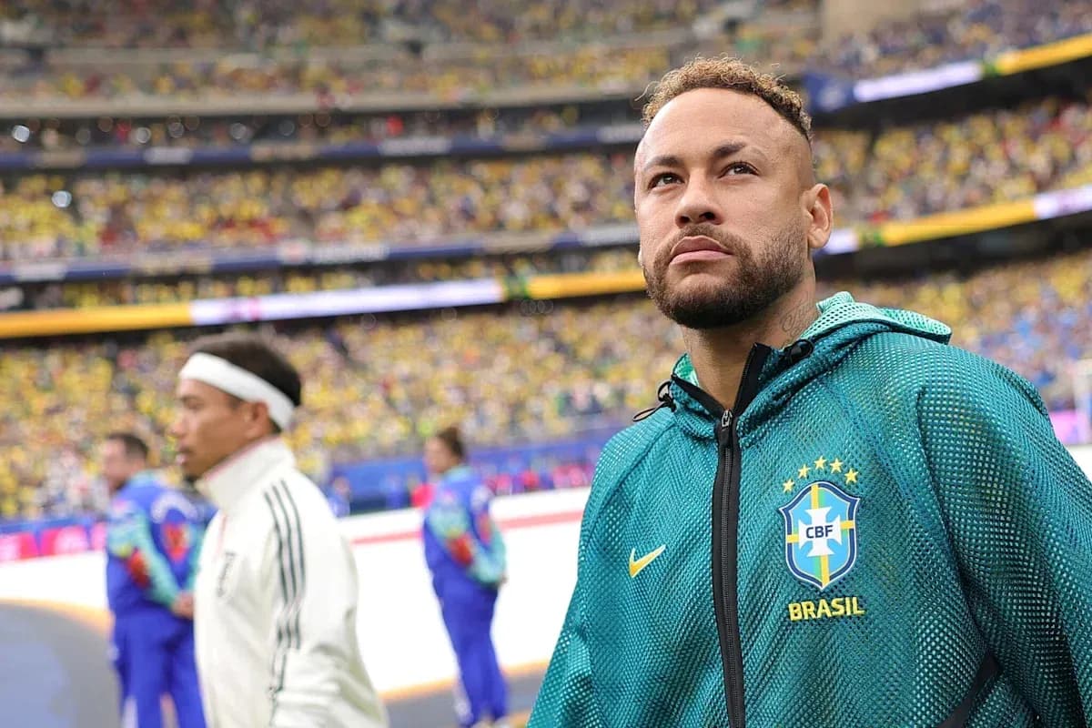 Neymar en el campo antes del partido Neymar en el campo antes del partido