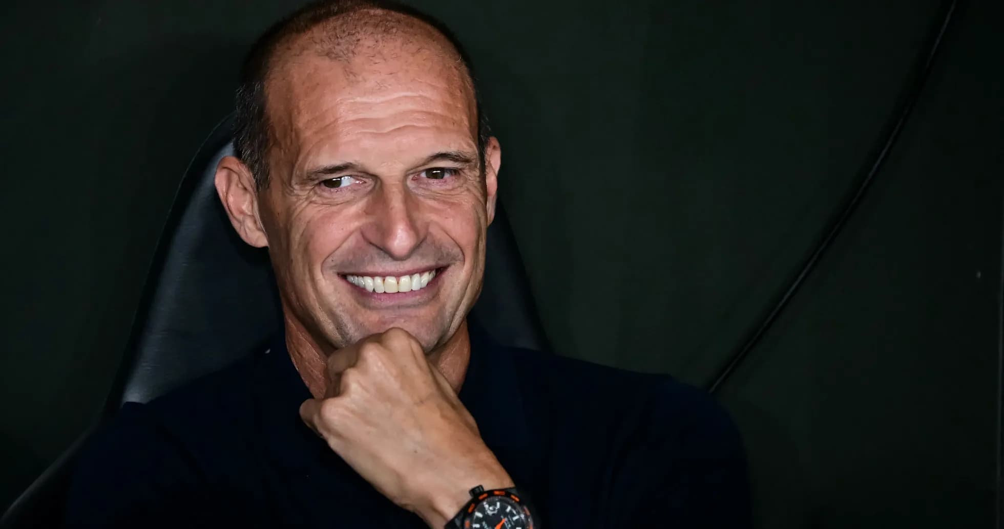 Entrenador sonriendo en conferencia de prensa Entrenador sonriendo en conferencia de prensa