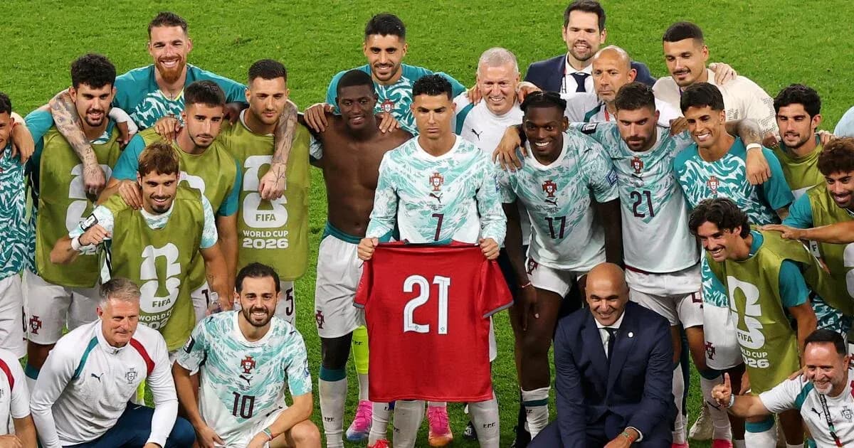 Equipo de Portugal celebrando con camiseta número 21 Equipo de Portugal celebrando con camiseta número 21