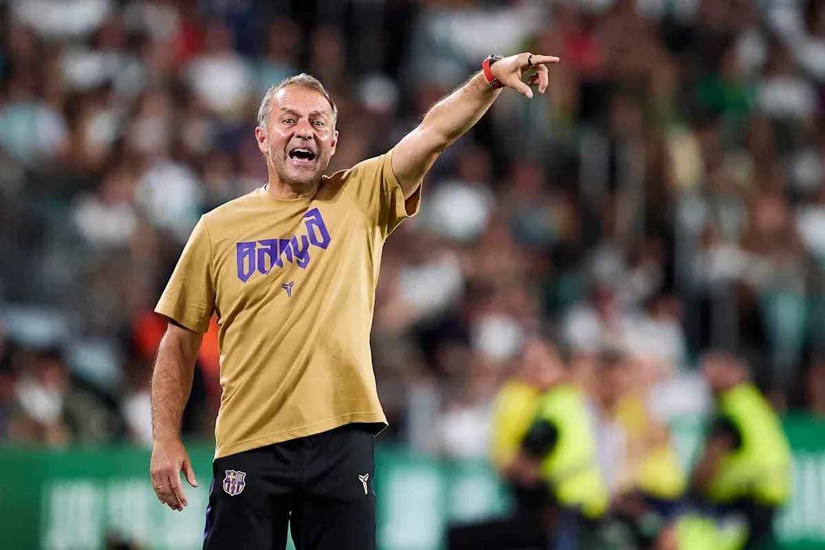 Entrenador dirigiendo a su equipo desde la línea de banda Entrenador dirigiendo a su equipo desde la línea de banda