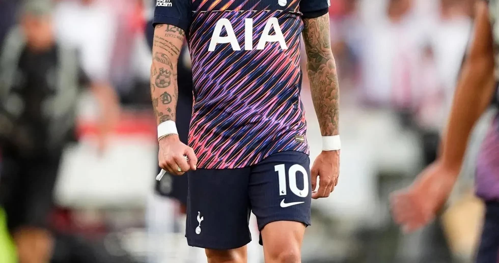 Jugador de Tottenham caminando en el campo de fútbol Jugador de Tottenham caminando en el campo de fútbol