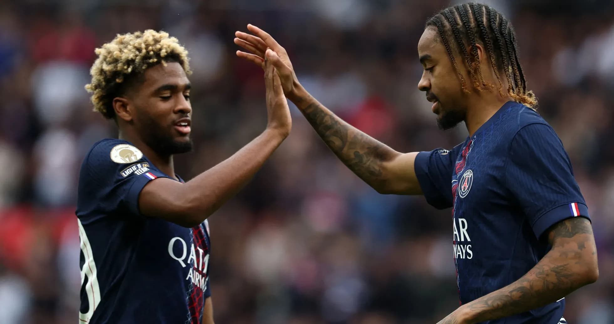 Jugadores de PSG chocando las manos durante el partido Jugadores de PSG chocando las manos durante el partido
