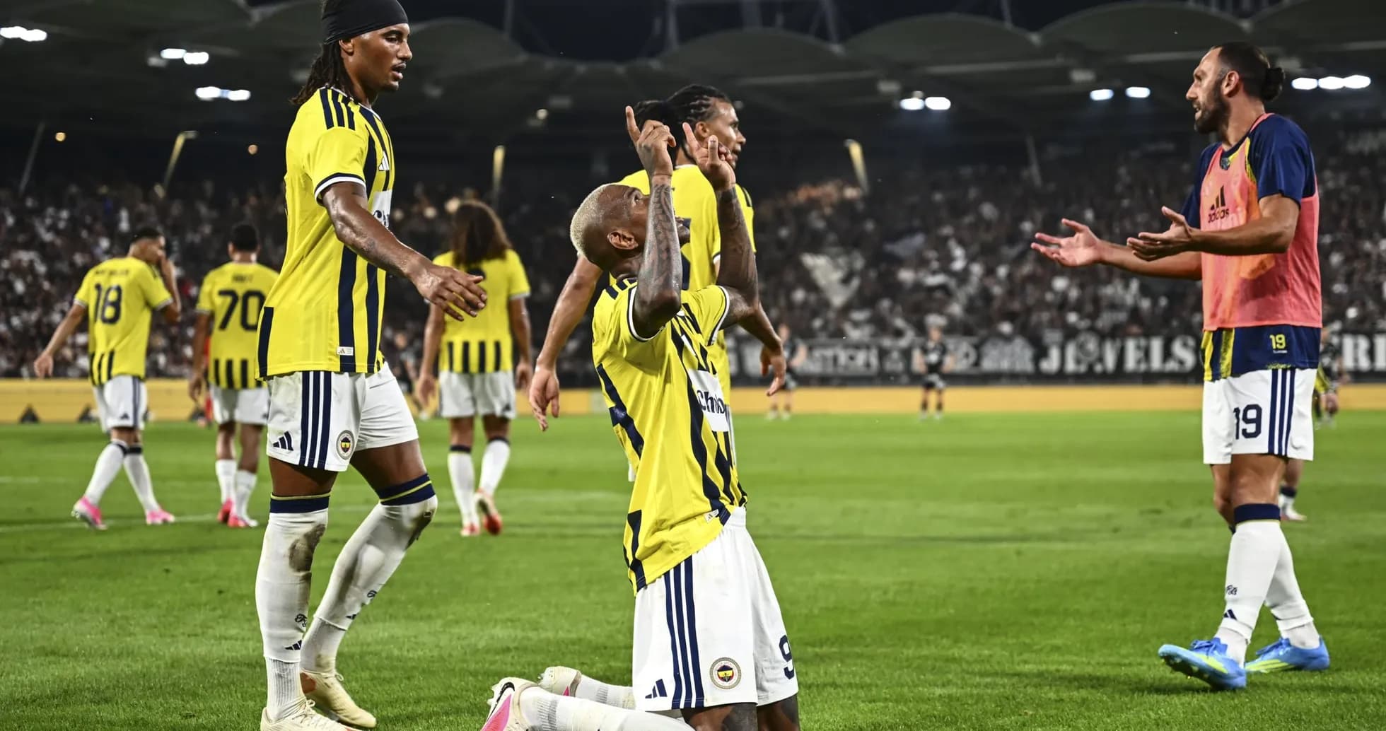 Jugadores de Fenerbahçe celebrando un gol Jugadores de Fenerbahçe celebrando un gol
