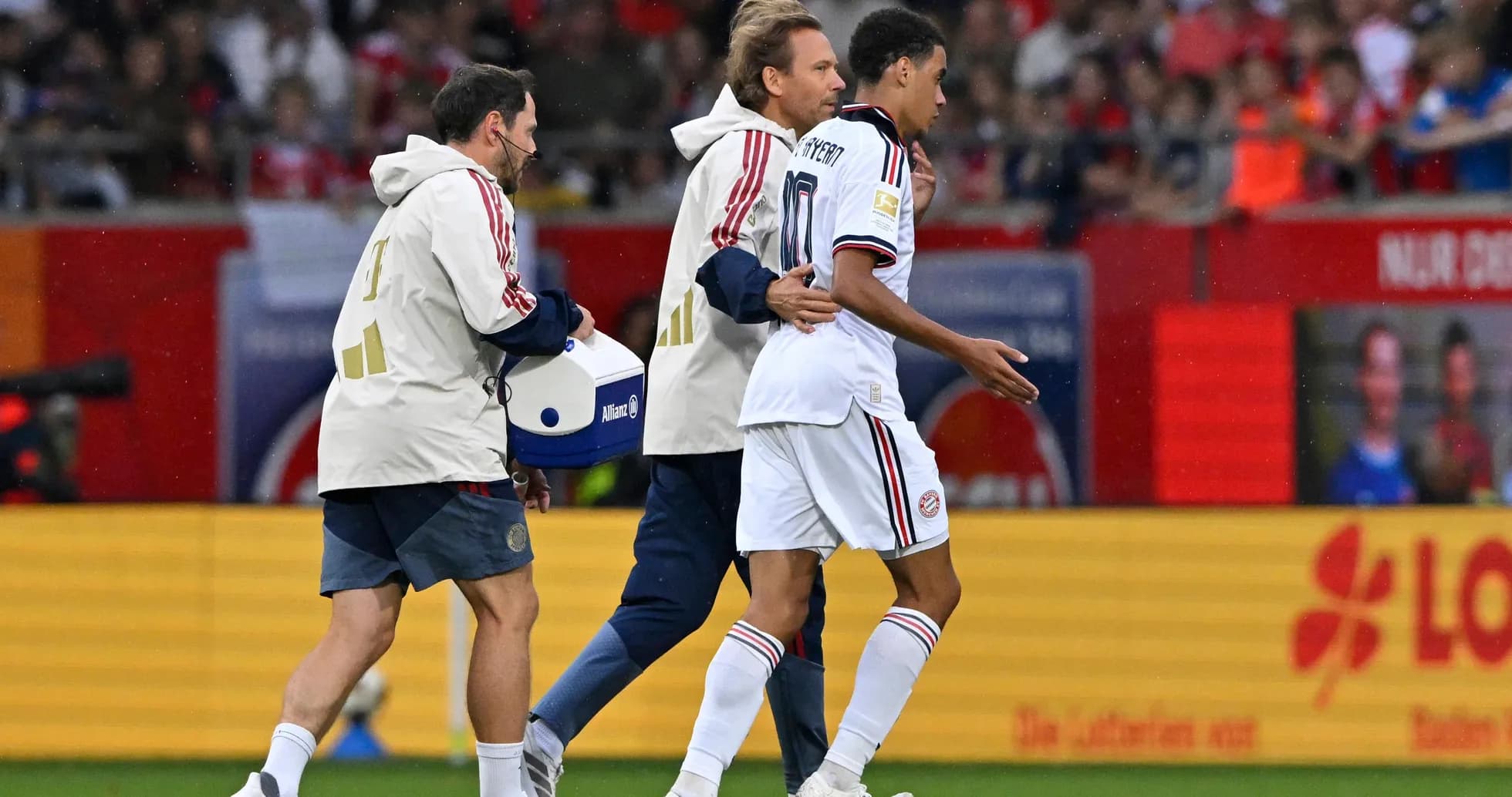 Jugador siendo asistido por el personal médico en el campo Jugador siendo asistido por el personal médico en el campo