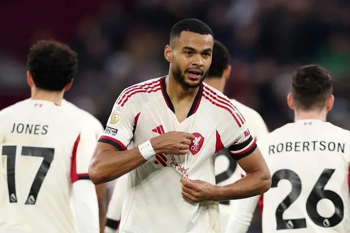 Jugador de Liverpool ajustando su camiseta durante el partido Jugador de Liverpool ajustando su camiseta durante el partido