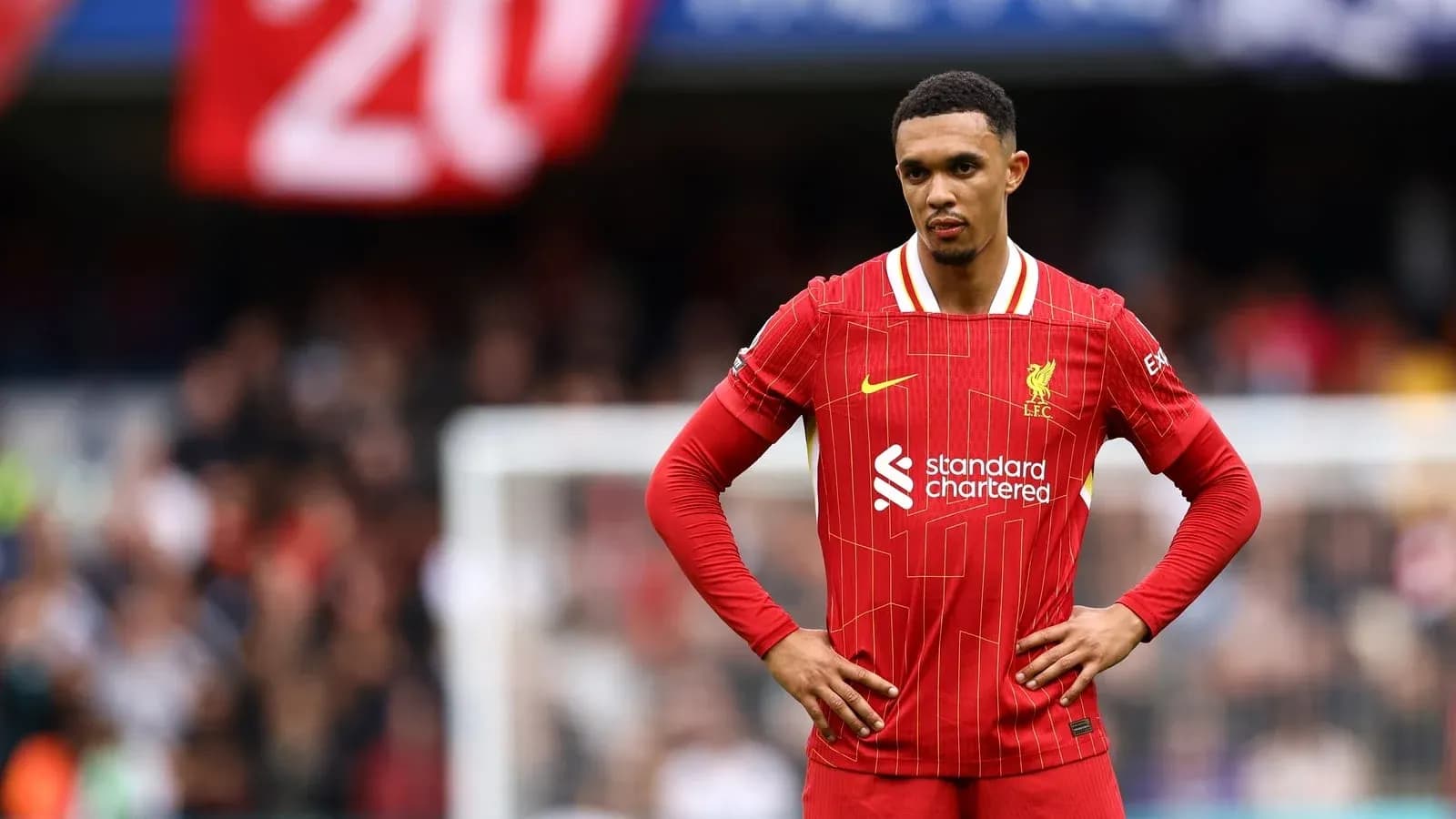 Jugador de Liverpool en el campo durante partido Jugador de Liverpool en el campo durante partido