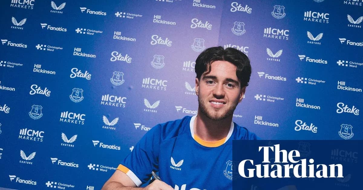 Jugador firmando contrato con Everton en conferencia Jugador firmando contrato con Everton en conferencia