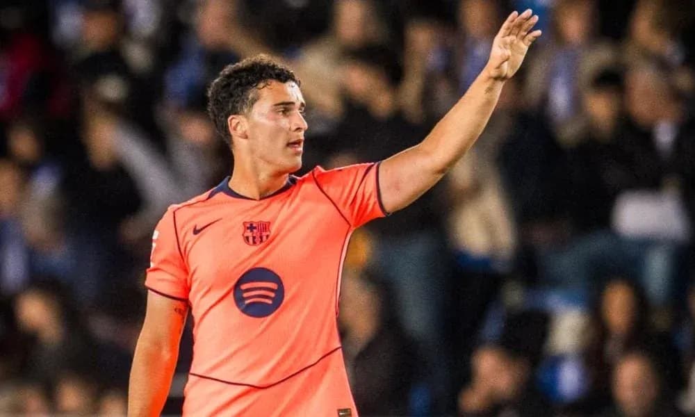 Jugador de Barcelona señalando durante el partido Jugador de Barcelona señalando durante el partido