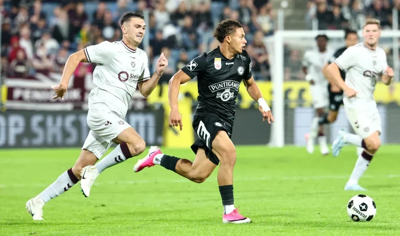 Jugador de Sturm Graz driblando a oponente Jugador de Sturm Graz driblando a oponente