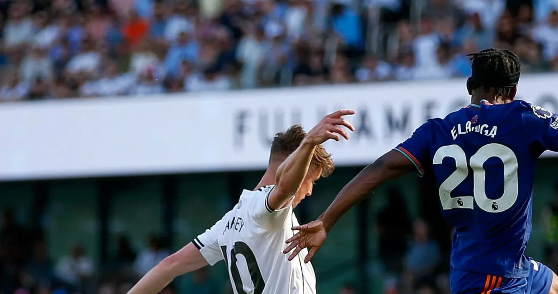 Jugador de Fulham desafía a rival de Newcastle Jugador de Fulham desafía a rival de Newcastle