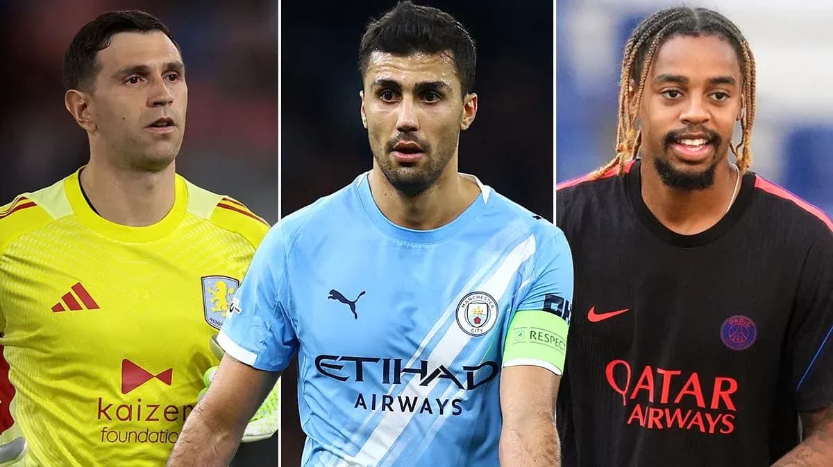 Tres futbolistas en uniforme de sus equipos Tres futbolistas en uniforme de sus equipos