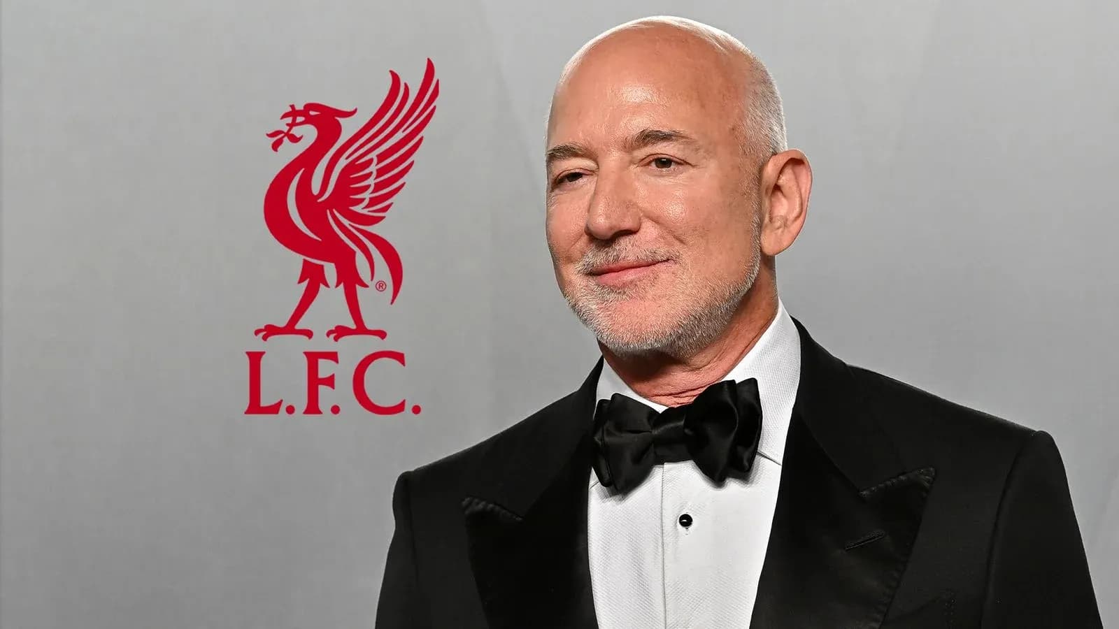 Hombre en traje con logotipo de Liverpool F.C. Hombre en traje con logotipo de Liverpool F.C.