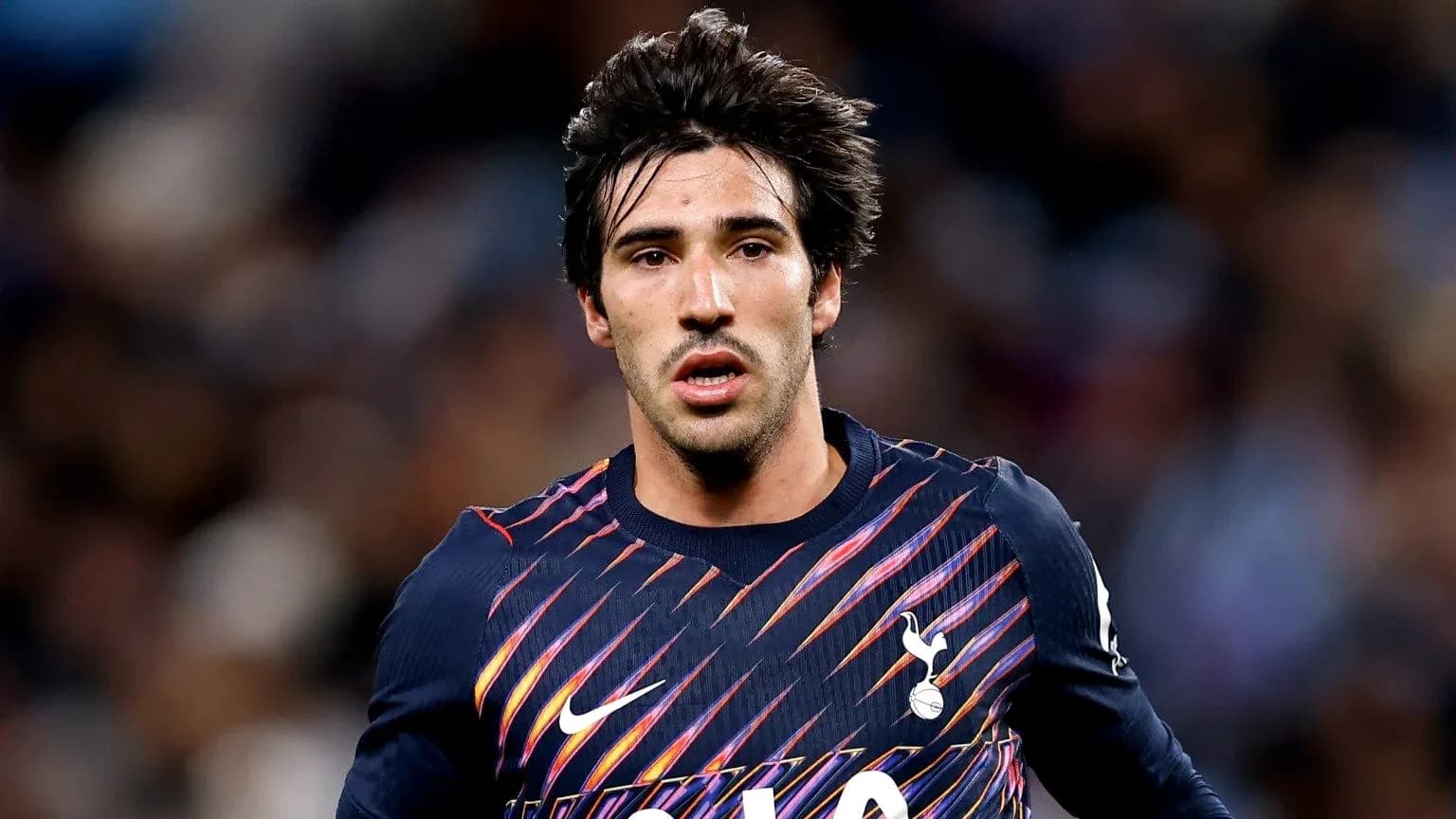 Jugador de Tottenham en acción durante un partido Jugador de Tottenham en acción durante un partido