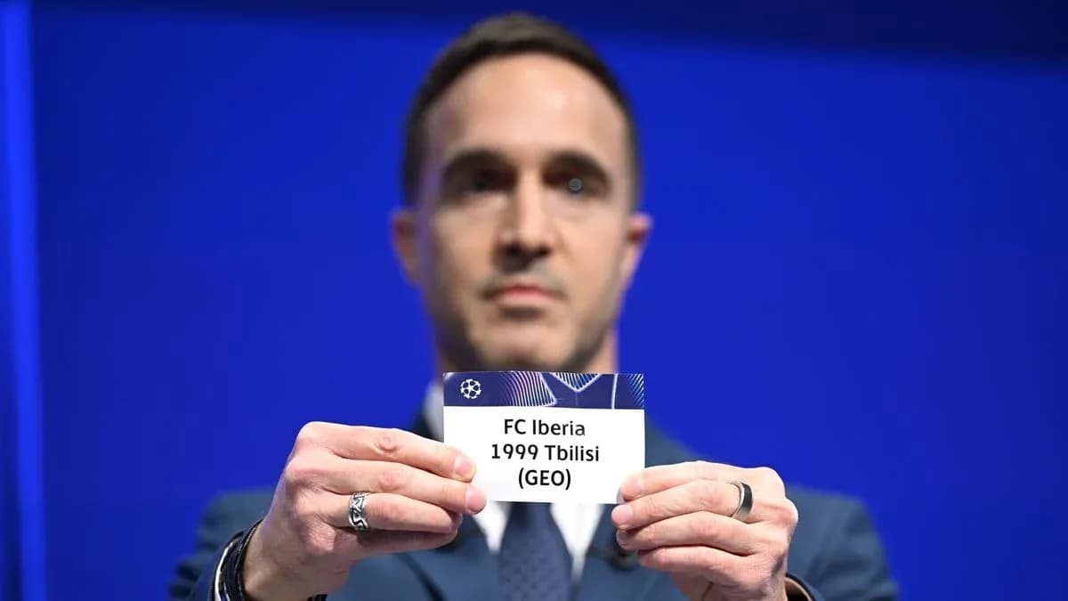 Hombre sosteniendo una tarjeta de FC Iberia 1999 Tbilisi Hombre sosteniendo una tarjeta de FC Iberia 1999 Tbilisi
