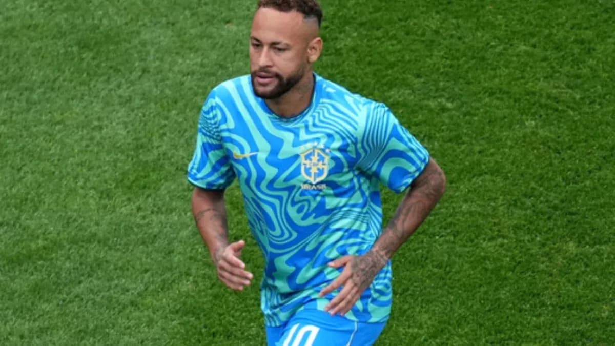 Neymar corriendo en el campo con camiseta de Brasil Neymar corriendo en el campo con camiseta de Brasil