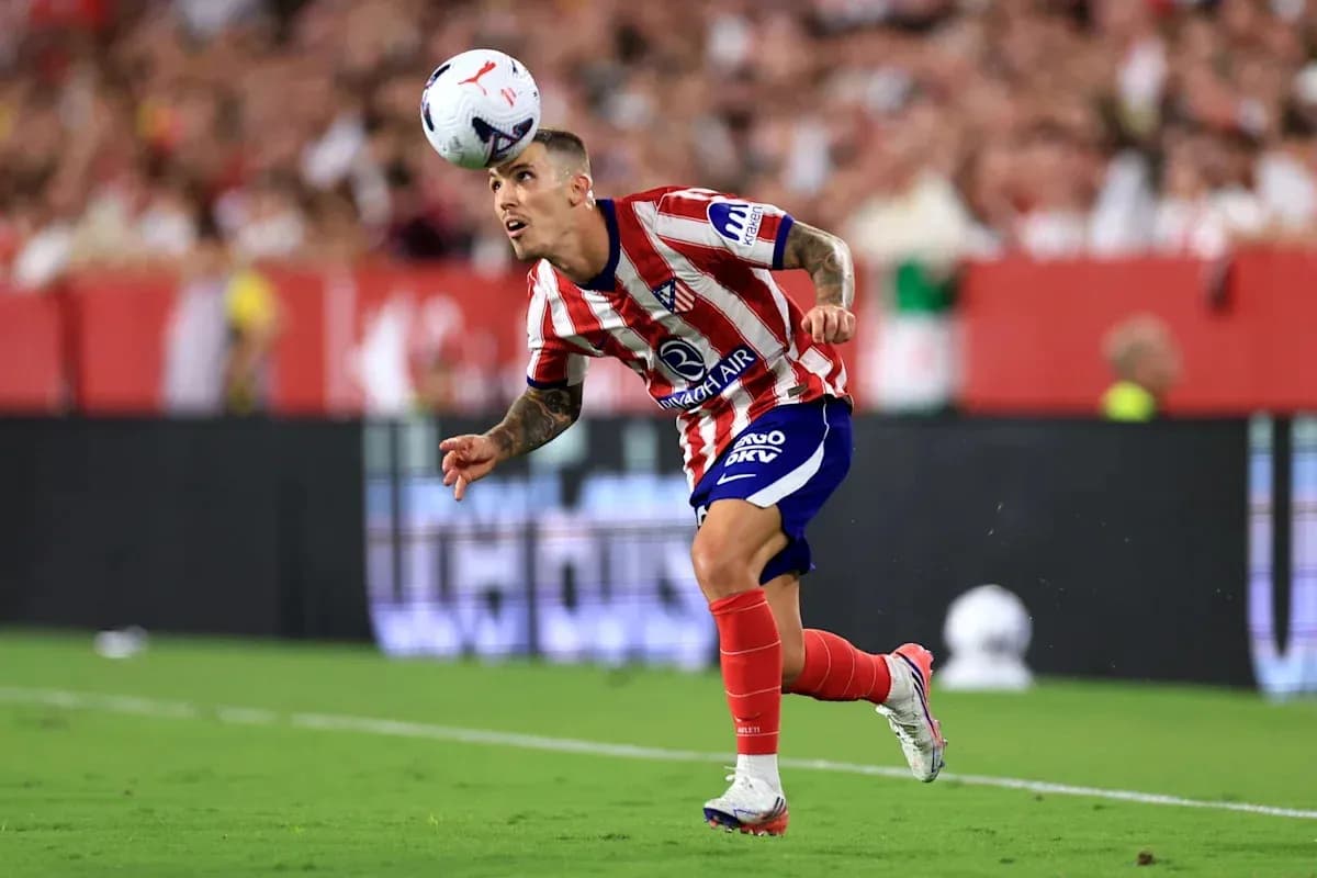 Jugador de Atlético de Madrid cabeceando el balón Jugador de Atlético de Madrid cabeceando el balón