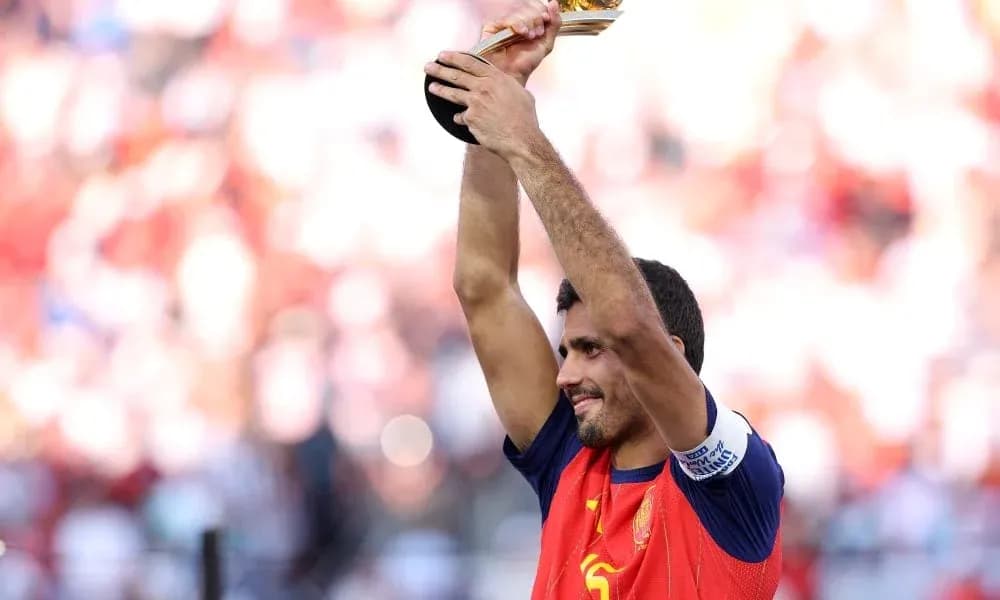 Jugador levantando trofeo en celebración Jugador levantando trofeo en celebración