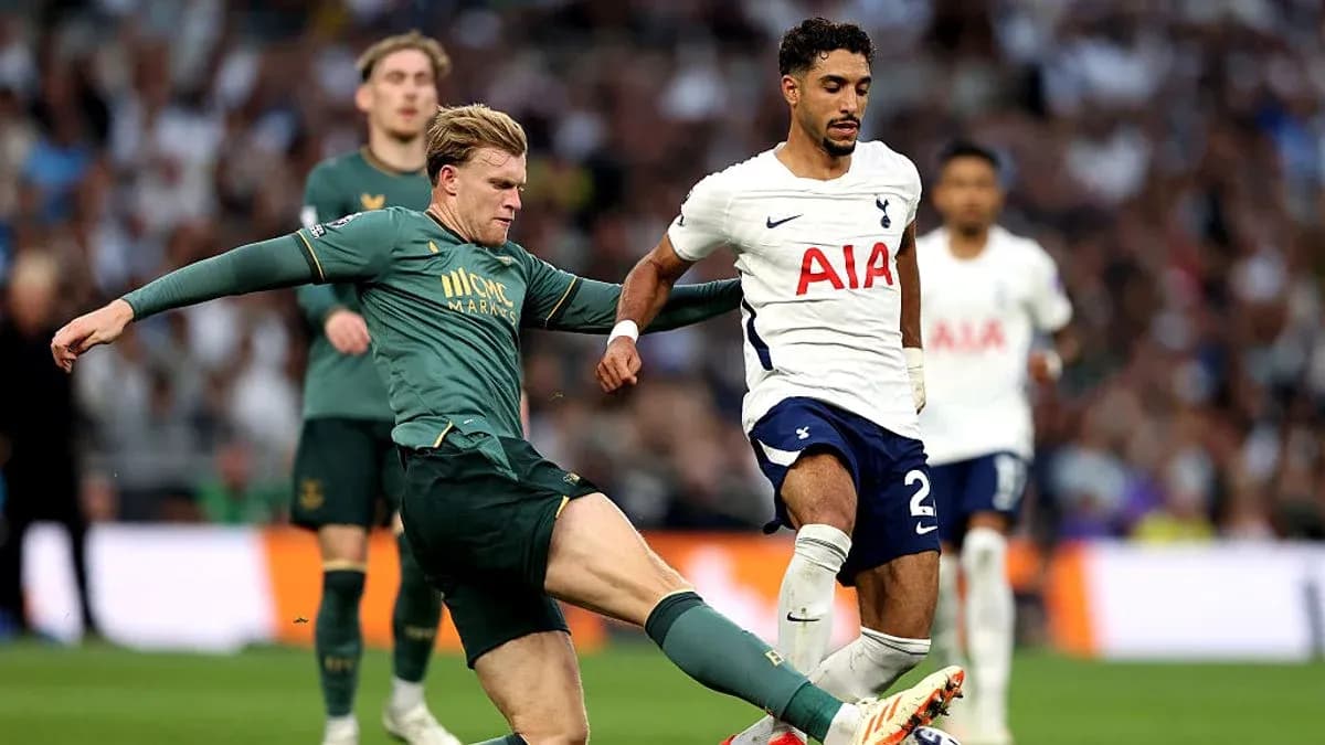 Jugador de Tottenham desafiando a oponente durante partido Jugador de Tottenham desafiando a oponente durante partido