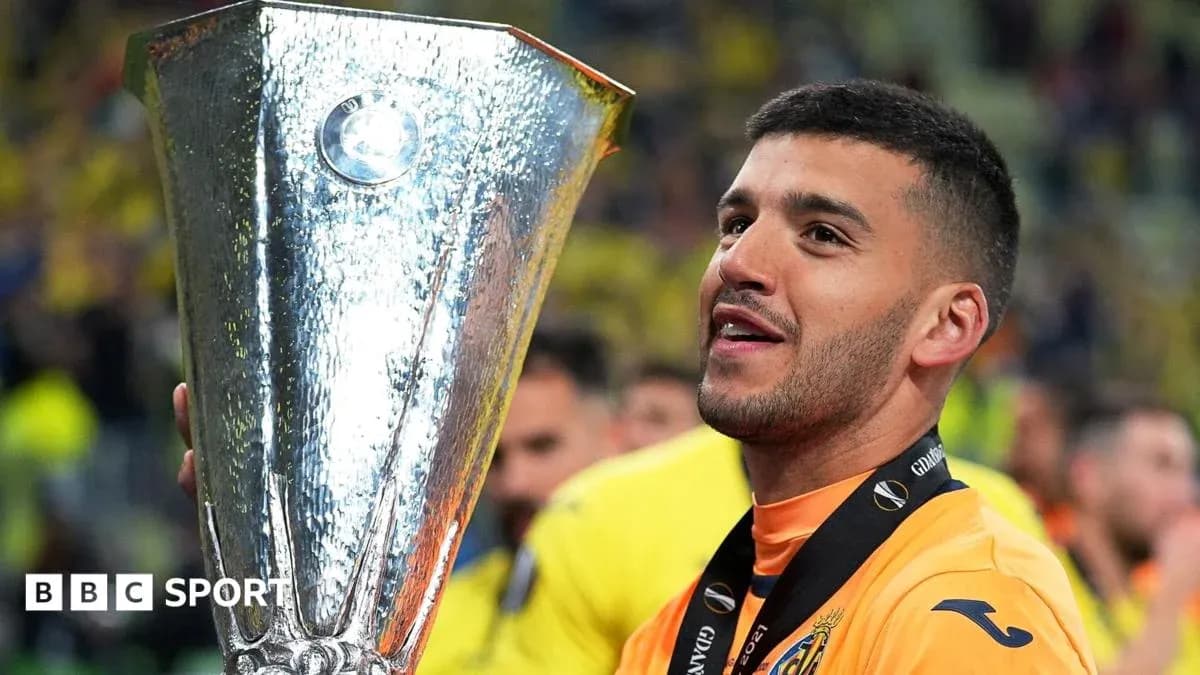 Jugador levantando el trofeo de la UEFA Europa League Jugador levantando el trofeo de la UEFA Europa League