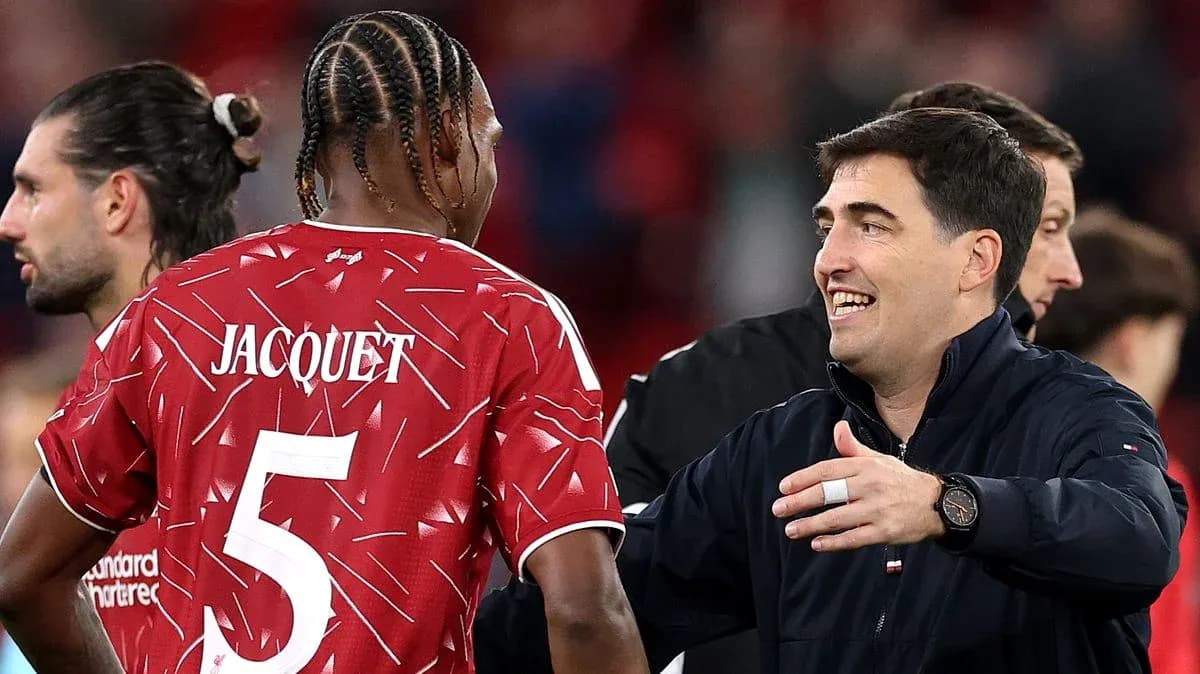 Entrenador saludando a jugador con camiseta Jacquet Entrenador saludando a jugador con camiseta Jacquet